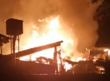 Incendiu violent la o fabrică de mobilă din Mureş. După 13 ore, pompierii încă încearcă să stingă flăcările