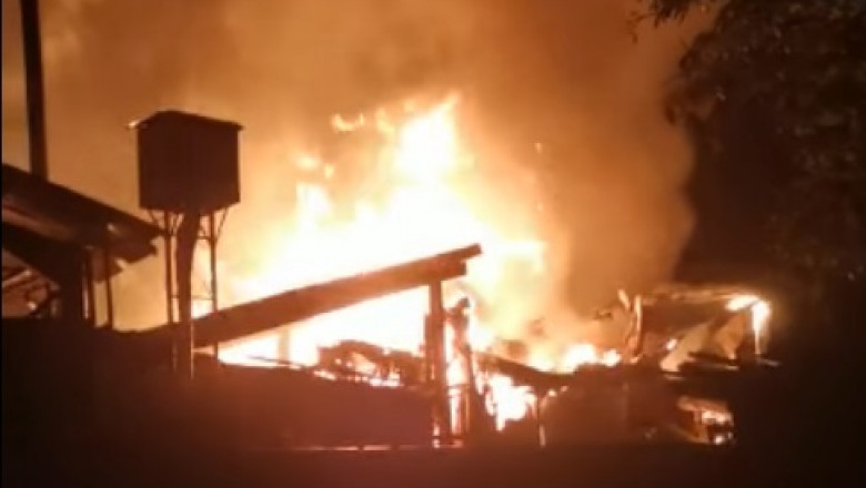 Incendiu violent la o fabrică de mobilă din Mureş. După 13 ore, pompierii încă încearcă să stingă flăcările