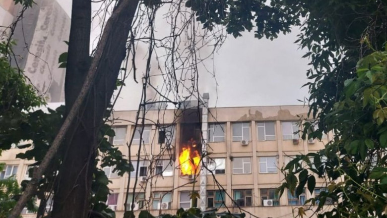 Incendiu la spitalul de copii din Iaşi. Flăcări imense! Din fericire nu există victime