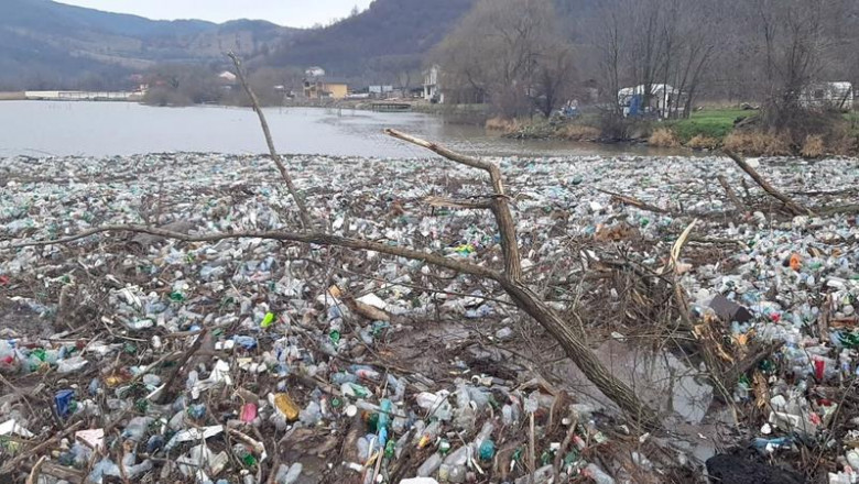 Dunărea, sufocată de gunoaie