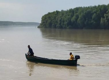 Doi bărbaţi aflaţi cu barca la pescuit s-au răsturnat în Dunăre; unul dintre ei a decedat