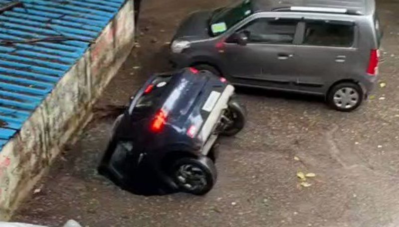 Maşină înghiţită de pământ în India