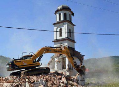 O biserică ortodoxă construită ilegal în apropiere de Srebrenica a fost demolată