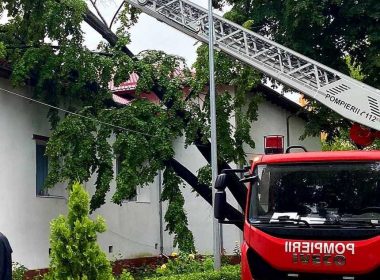 Un copac a căzut peste o clădire a Spitalului Judeţean de Urgenţă Giurgiu, pompierii intervenind pentru a-l îndepărta