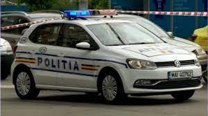 Patru persoane au furat o maşină de lux din parcarea unui mall din Bucureşti, după care au silit victima să le dea 3.500 de euro ca s-o returneze