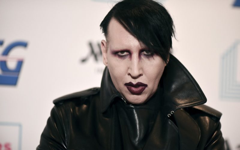 Marilyn Manson s-a predat poliţiştilor din Los Angeles, după ce a fost acuzat că a agresat o femeie cameraman