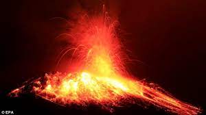 Imagini spectaculoase dintr-un vulcan