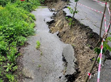 Prahova: Drum judeţean avariat din cauza unei alunecări de teren produse ca urmare a ploilor abundente