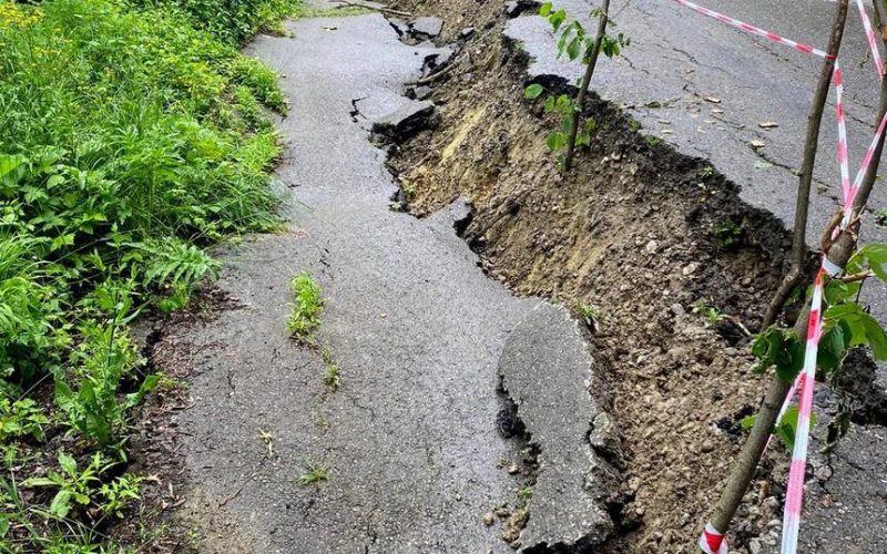 Prahova: Drum judeţean avariat din cauza unei alunecări de teren produse ca urmare a ploilor abundente