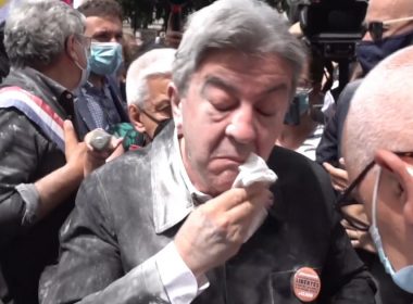 Încă un politician din Franţa atacat de mulţime. Liderul a primit făină în cap