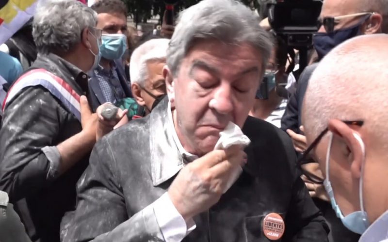 Încă un politician din Franţa atacat de mulţime. Liderul a primit făină în cap