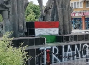 Patru adolescenţi - cercetaţi pentru vandalizarea grupului statuar Mihai Viteazul din Sfântu Gheorghe