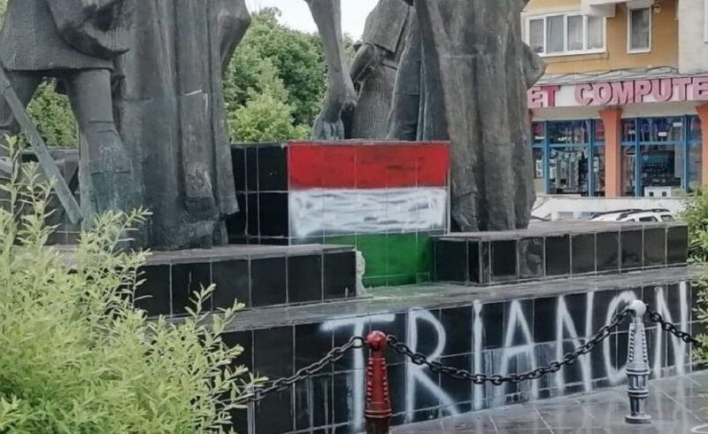 Patru adolescenţi - cercetaţi pentru vandalizarea grupului statuar Mihai Viteazul din Sfântu Gheorghe