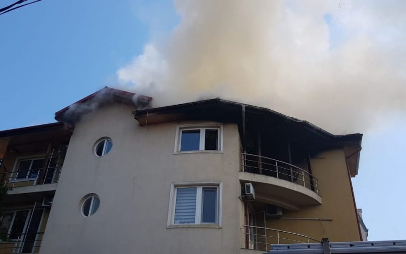 Incendiu la acoperişul unei case de pe strada Islaz din Bucureşti; nu sunt victime