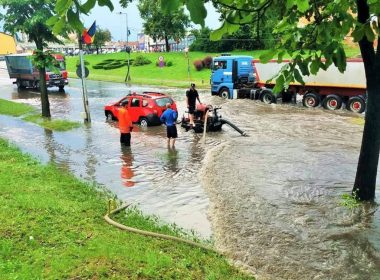 Inundaţii în Piatra-Neamţ din cauza ploilor torenţiale. Mai multe gospodării inundate
