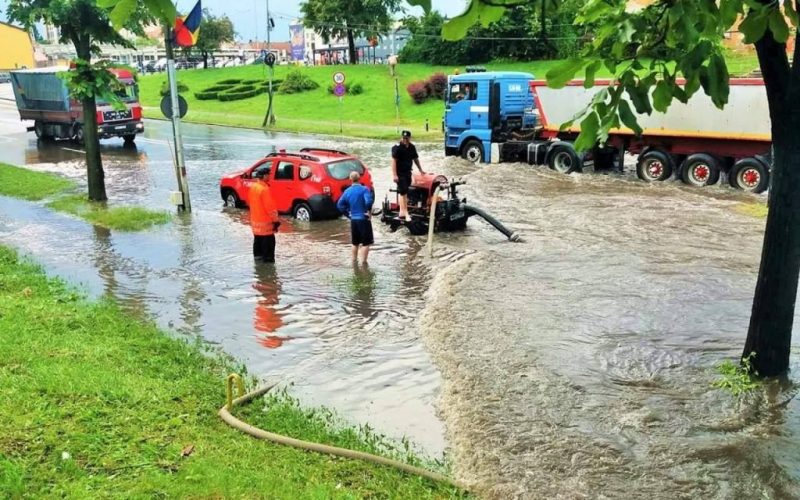 Inundaţii în Piatra-Neamţ din cauza ploilor torenţiale. Mai multe gospodării inundate