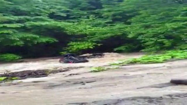 Pilotul autoturismului căzut în râul Oituz la o cursă off-road a murit; copilotul este rănit