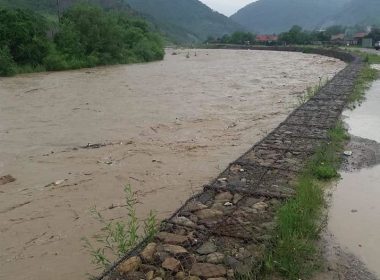 Apele Române: Sunt depăşite cotele de pericol pe râul Negru (Covasna) şi cele de inundaţie pe Olt (Braşov), Dobrovăţ şi Vaslui (judeţul Vaslui)/ S-a intervenit la Reci, iar zona de confluenţă a râurilor Putna şi Siret este monitorizată strict