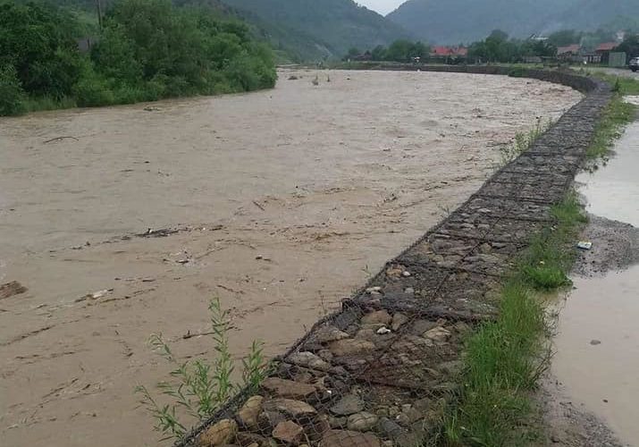 Apele Române: Sunt depăşite cotele de pericol pe râul Negru (Covasna) şi cele de inundaţie pe Olt (Braşov), Dobrovăţ şi Vaslui (judeţul Vaslui)/ S-a intervenit la Reci, iar zona de confluenţă a râurilor Putna şi Siret este monitorizată strict