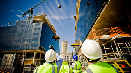Angajaţii din construcţii, fără scutiri de taxe. PNRR prevede că până în 2025 vor fi eliminate facilităţile fiscale excesive