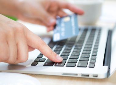 Comunitatea bancară recomandă clienţilor să manifeste vigilenţă sporită în cazul plăţilor efectuate online