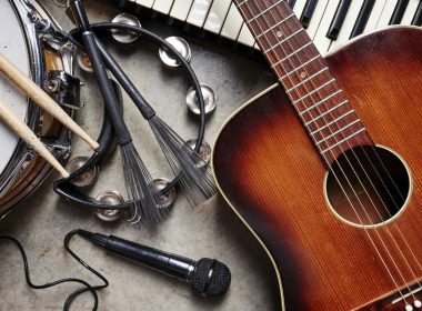 Primăria unei comune din Gorj a cumpărat 200 de instrumente muzicale pentru căminul cultural, deşi nu are cine să cânte la ele
