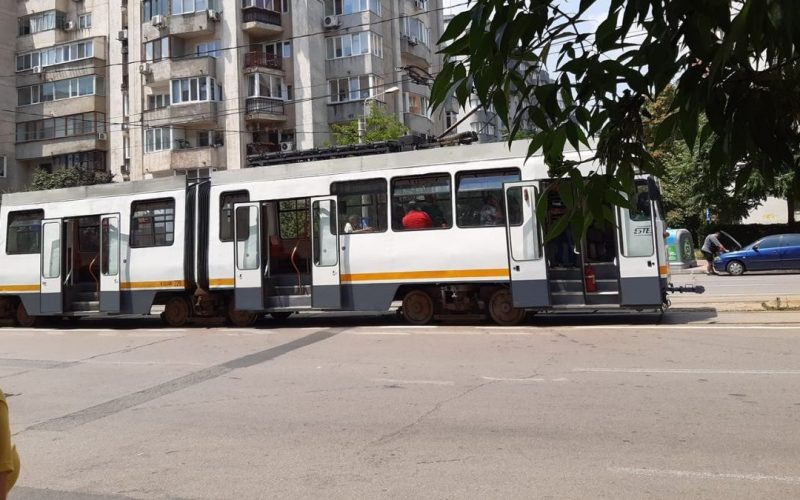 Ziua şi tramvaiul deraiat în Bucureşti