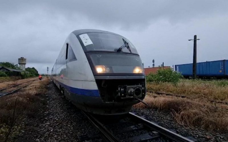 S-a reluat circulaţia cu locomotive electrice între Feteşti şi Bărăganu. Trenurile mai au 10-15 minute întârziere