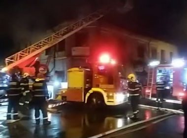 Incendiu în bloc la Galaţi. O femeie a murit, iar 40 de locatari au fost evacuaţi