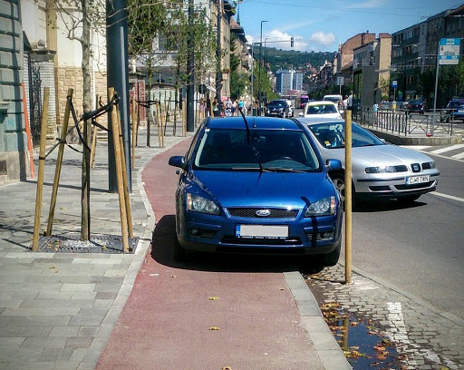Parcare pe trotuar, în loc de piste pentru biciclete