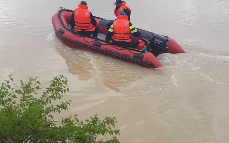 Vâlcea: Un bărbat dispărut pe un canal al lacului de acumulare Stupărei este căutat de către pompieri şi scafandri