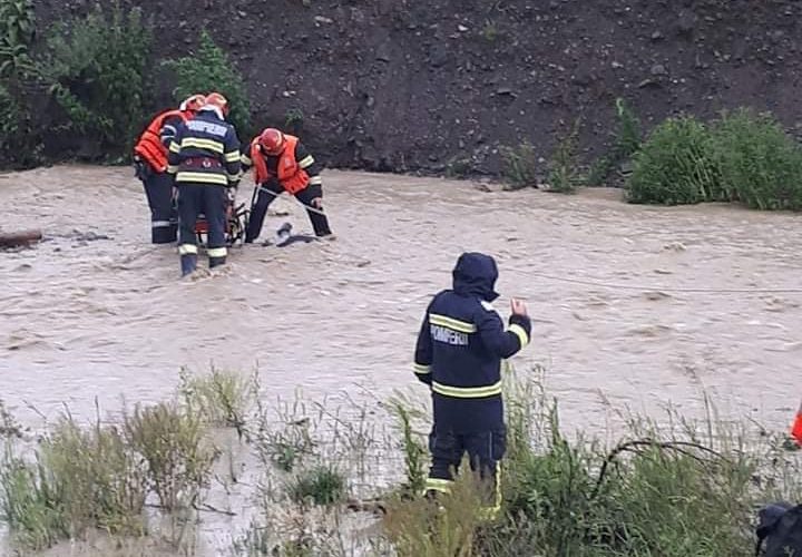 Bilanţ inundaţii: Un bărbat a murit după ce a fost luat de o viitură, în judeţul Neamţ, în Bacău, este căutată o persoană care a căzut în apă după ce un podeţ s-a rupt, iar în Vrancea un sat este izolat