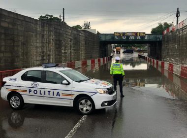 Drumuri naţionale şi judeţene, impracticabile din cauza ploilor / Restricţii impuse de poliţişti