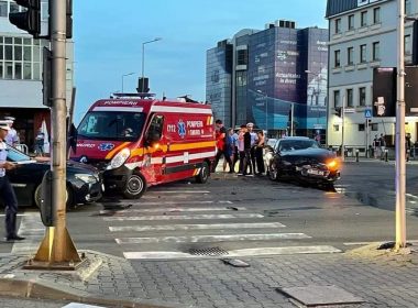 O maşină de pompieri aflată în misiune a fost implicată într-un accident rutier în Craiova / Un pompier a fost rănit