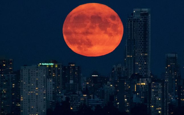 Incendiile de vegetaţie din Statele Unite şi Canada au „schimbat” culoarea lunii