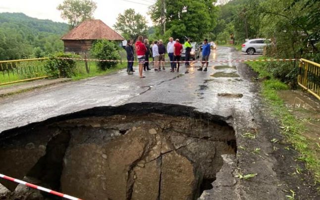 Ploile torenţiale au făcut ravagii în Maramureş. Un crater imens s-a format pe un drum naţional