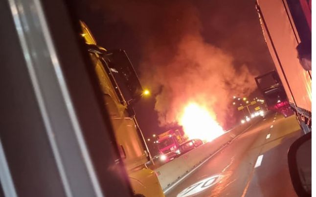 Maşini în flăcări după o coliziune în lanţ, pe DN 1: „A dat Moartea cu coasa la Sibiu”