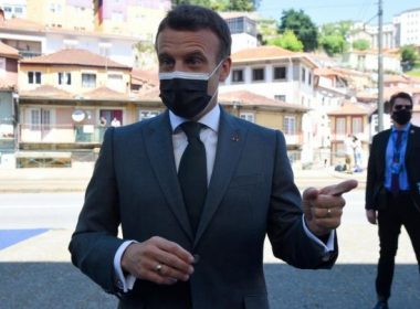 Macron denunţă „iresponsabilitatea” şi „egoismul” persoanelor nevaccinate
