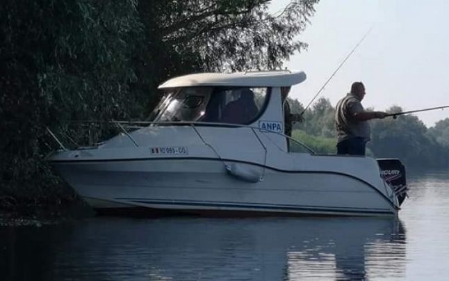 Barcă ANPA, folosită la pescuit în Delta Dunării. Reacţia preşedintelui Agenţiei Naţionale de Pescuit şi Acvacultură