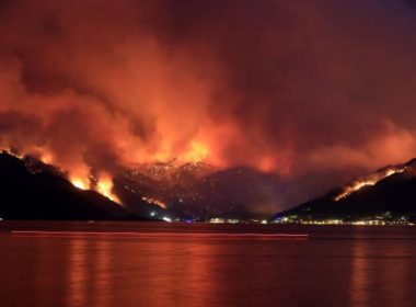 Incendiile continuă în Italia; o regiune de la Marea Adriatică cere declararea stării de urgenţă