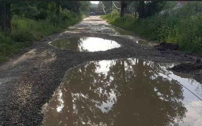 Cum arată una dintre cele mai proaste şosele din România. Drumul este imposibil de parcurs