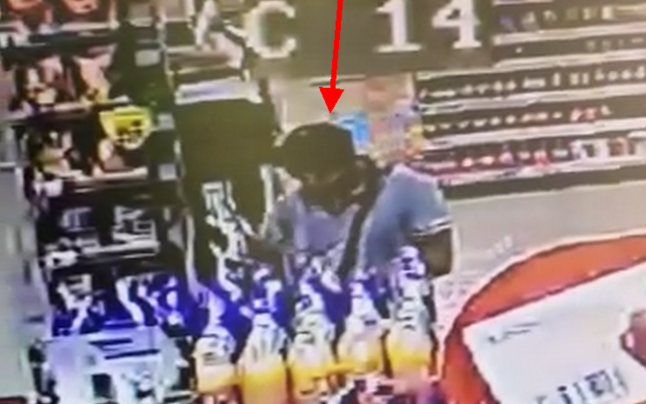 S-a întors să fure din acelaşi supermarket din care „se aprovizionase” cu o zi în urmă. „Luceafărul” din Mătăsaru, prins de şeful Poliţei Locale: „Prindeţi hoţul!”
