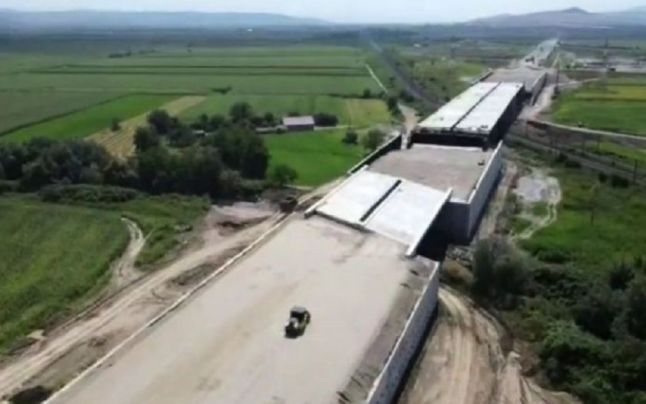 Pod montat strâmb pe Autostrada Sebeş-Turda şi apatie pe şantier. Ministrul Drulă e sigur că lucrările vor fi gata până la toamnă, experţii îl contrazic