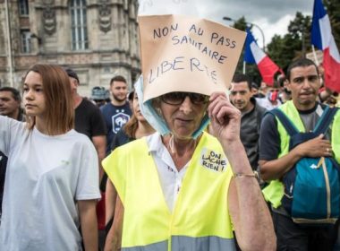 Peste 200.000 de protestatari pe străzile Franţei