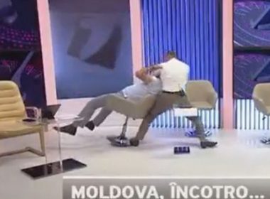 Bătaie în direct la un post de televiziune din R. Moldova. Un fost consilier prezidenţial l-a pus la pământ pe un ex-viceministru de Interne