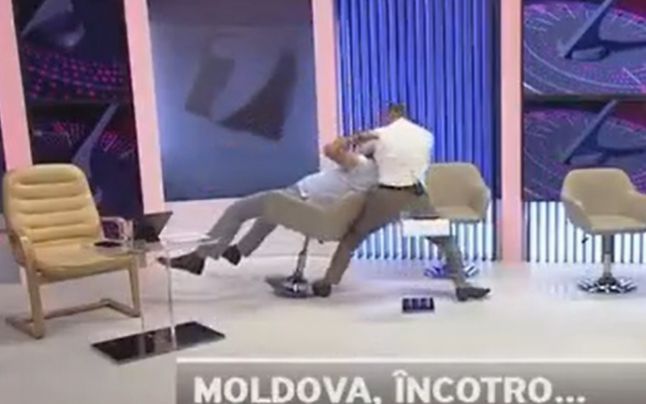 Bătaie în direct la un post de televiziune din R. Moldova. Un fost consilier prezidenţial l-a pus la pământ pe un ex-viceministru de Interne