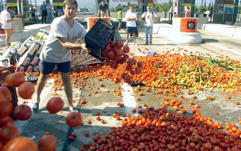 Tone de fructe şi legume româneşti - aruncate zilnic la gunoi. Fermierii sunt nemulţumiţi de preţurile prea mici din piaţă