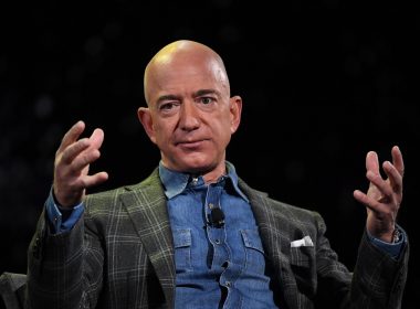 Jeff Bezos crede că în viitor oamenii vor vizita Terra ca pe o destinaţie de vacanţă