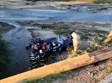 O maşină cu trei pasageri a căzut de pe un pod în râul Cracău