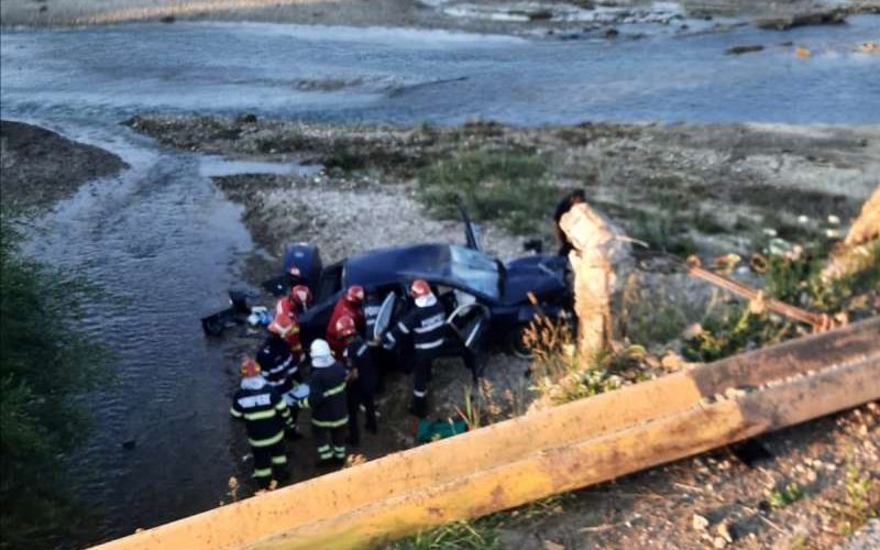 O maşină cu trei pasageri a căzut de pe un pod în râul Cracău
